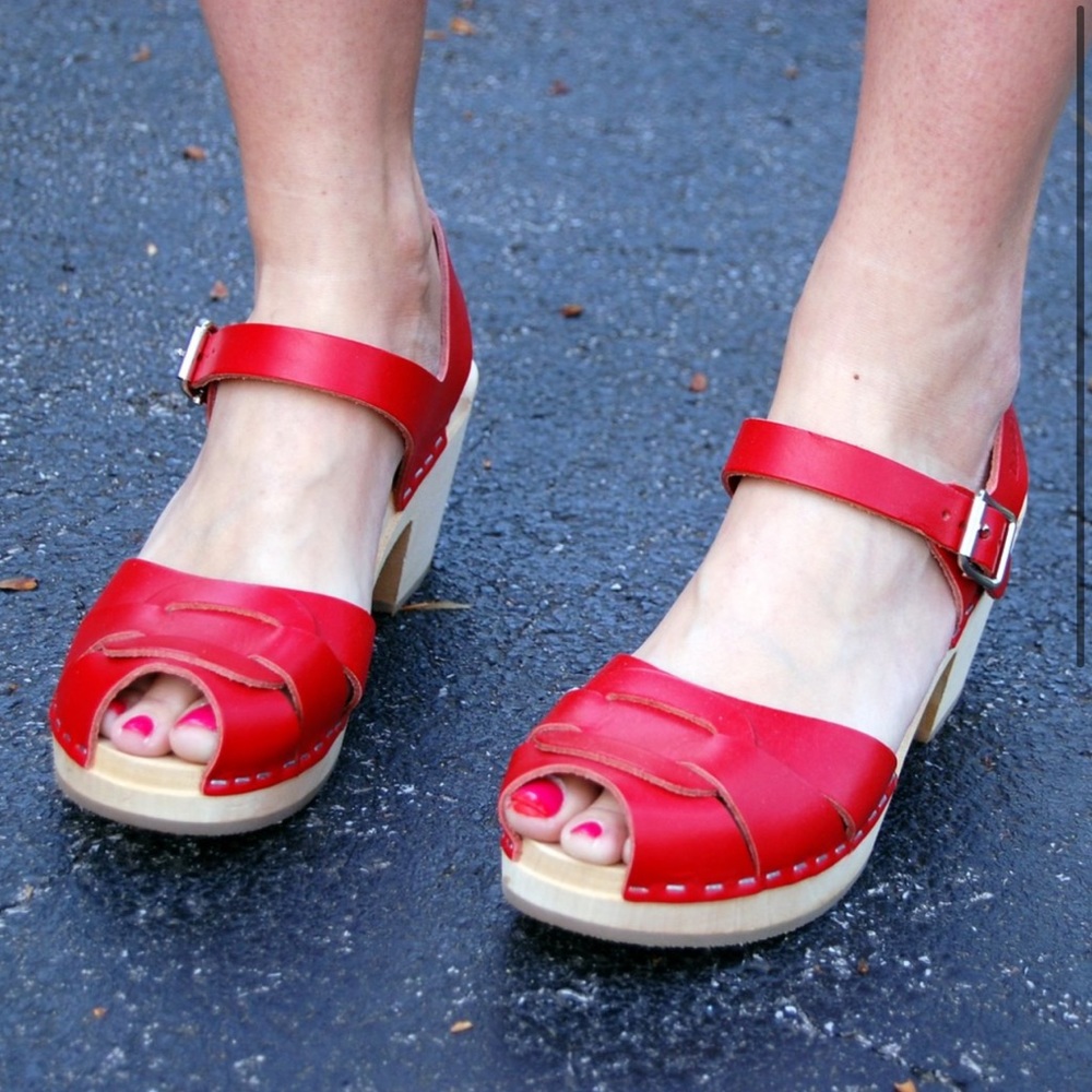 Size 37 Swedish Hasbeens sandals clogs in EUC